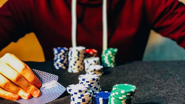 How Poker Online Help You Think Like an Economists